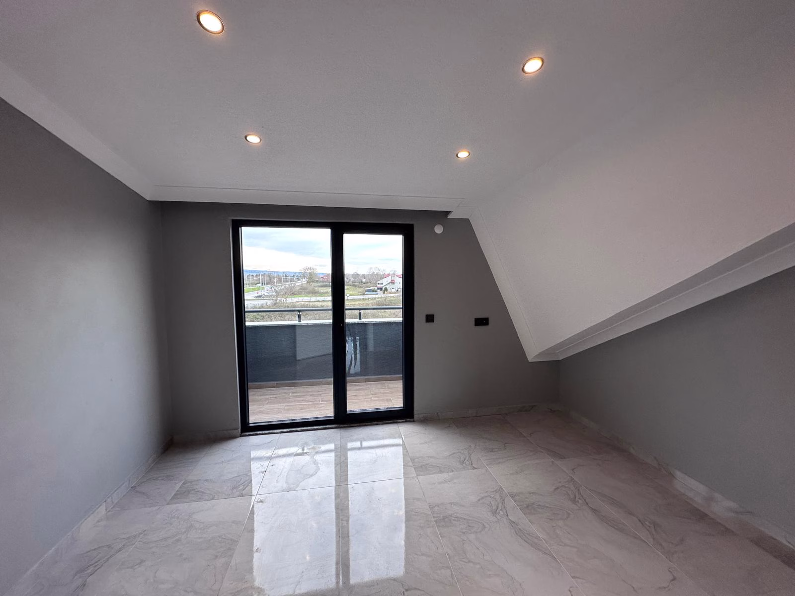 ANA YOLA VE DENİZE YAKIN DENİZ CEPHELİ • KÖŞE KONUM HAVUZLU MÜSTAKİL 4+1 LÜKS VİLLA Sakarya Kocaali'de | Satılık Arsalar & Lüks Villalar