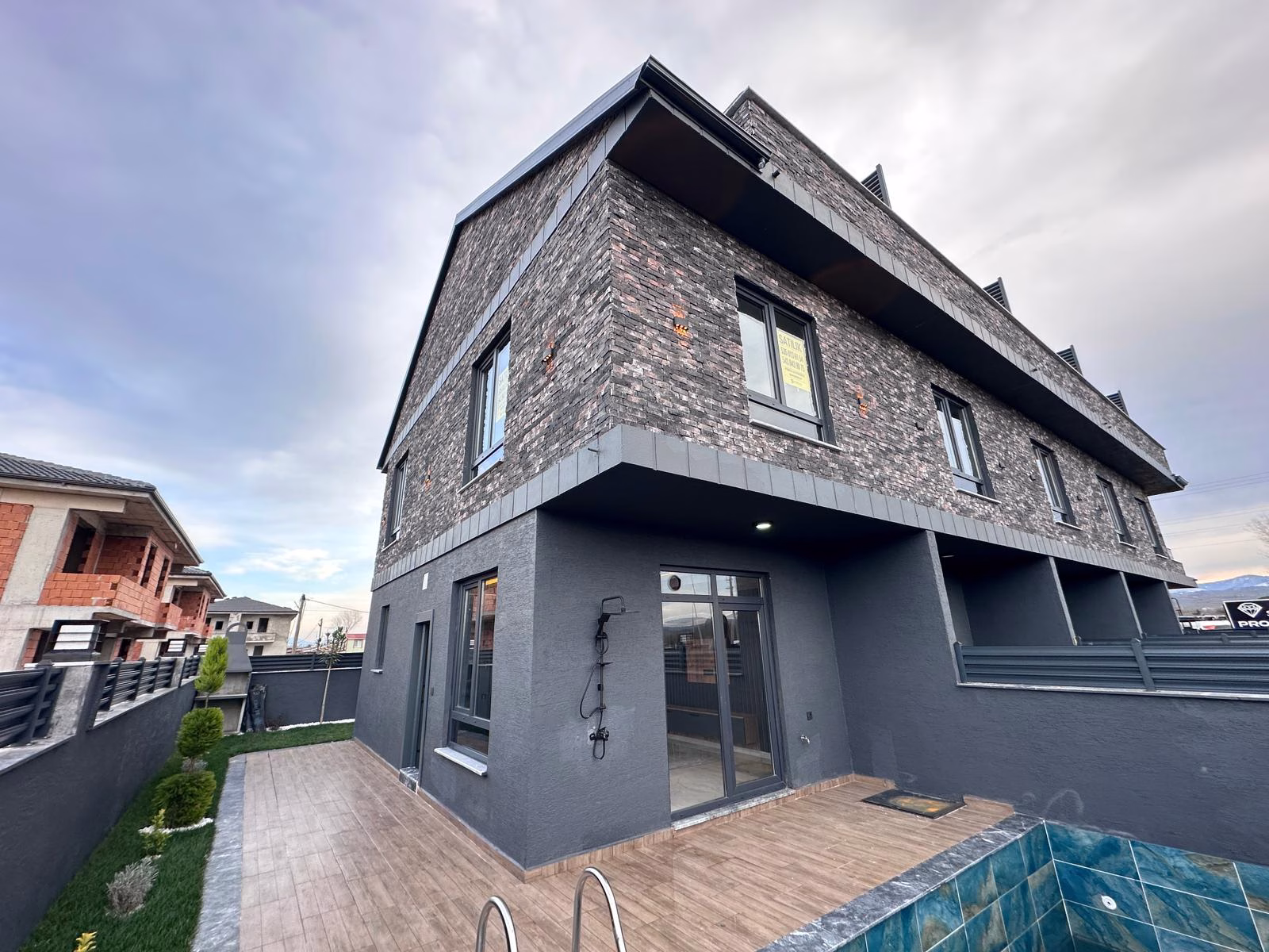 ANA YOLA VE DENİZE YAKIN DENİZ CEPHELİ • KÖŞE KONUM HAVUZLU MÜSTAKİL 4+1 LÜKS VİLLA Sakarya Kocaali'de | Satılık Arsalar & Lüks Villalar