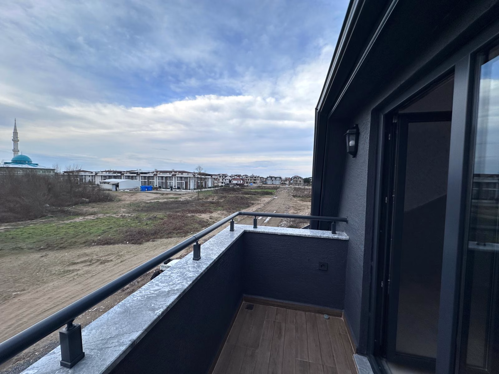 ANA YOLA VE DENİZE YAKIN DENİZ CEPHELİ • KÖŞE KONUM HAVUZLU MÜSTAKİL 4+1 LÜKS VİLLA Sakarya Kocaali'de | Satılık Arsalar & Lüks Villalar