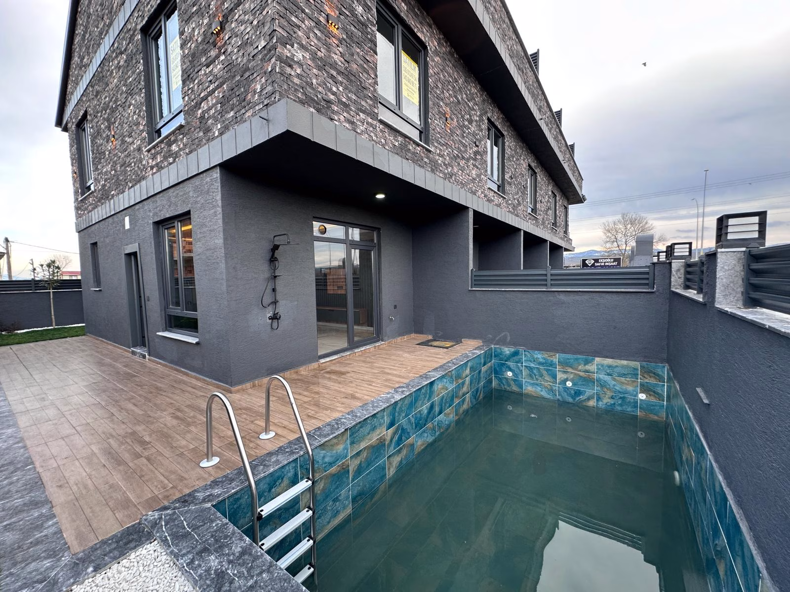 ANA YOLA VE DENİZE YAKIN DENİZ CEPHELİ • KÖŞE KONUM HAVUZLU MÜSTAKİL 4+1 LÜKS VİLLA Sakarya Kocaali'de | Satılık Arsalar & Lüks Villalar