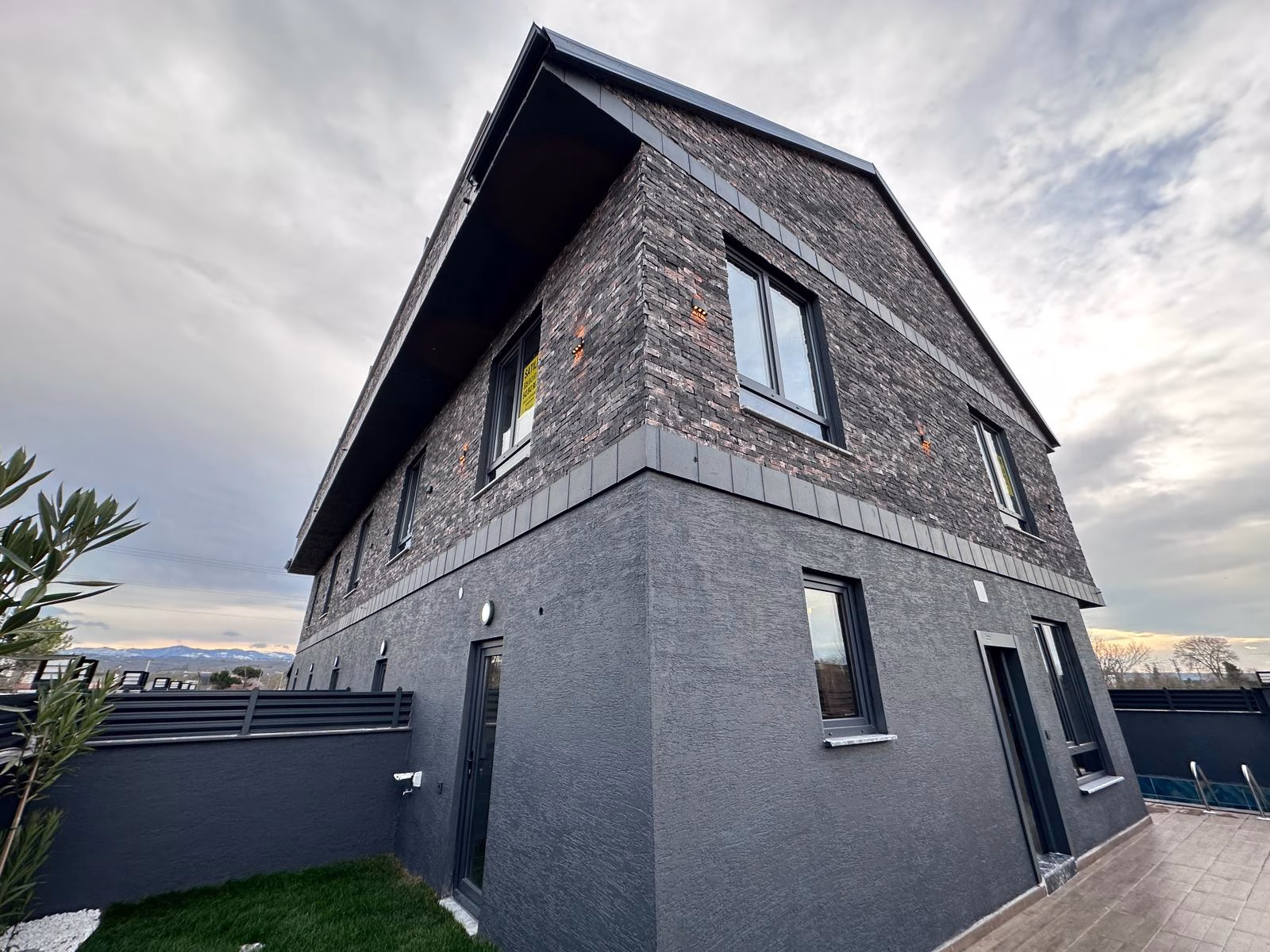 ANA YOLA VE DENİZE YAKIN DENİZ CEPHELİ • KÖŞE KONUM HAVUZLU MÜSTAKİL 4+1 LÜKS VİLLA Sakarya Kocaali'de | Satılık Arsalar & Lüks Villalar