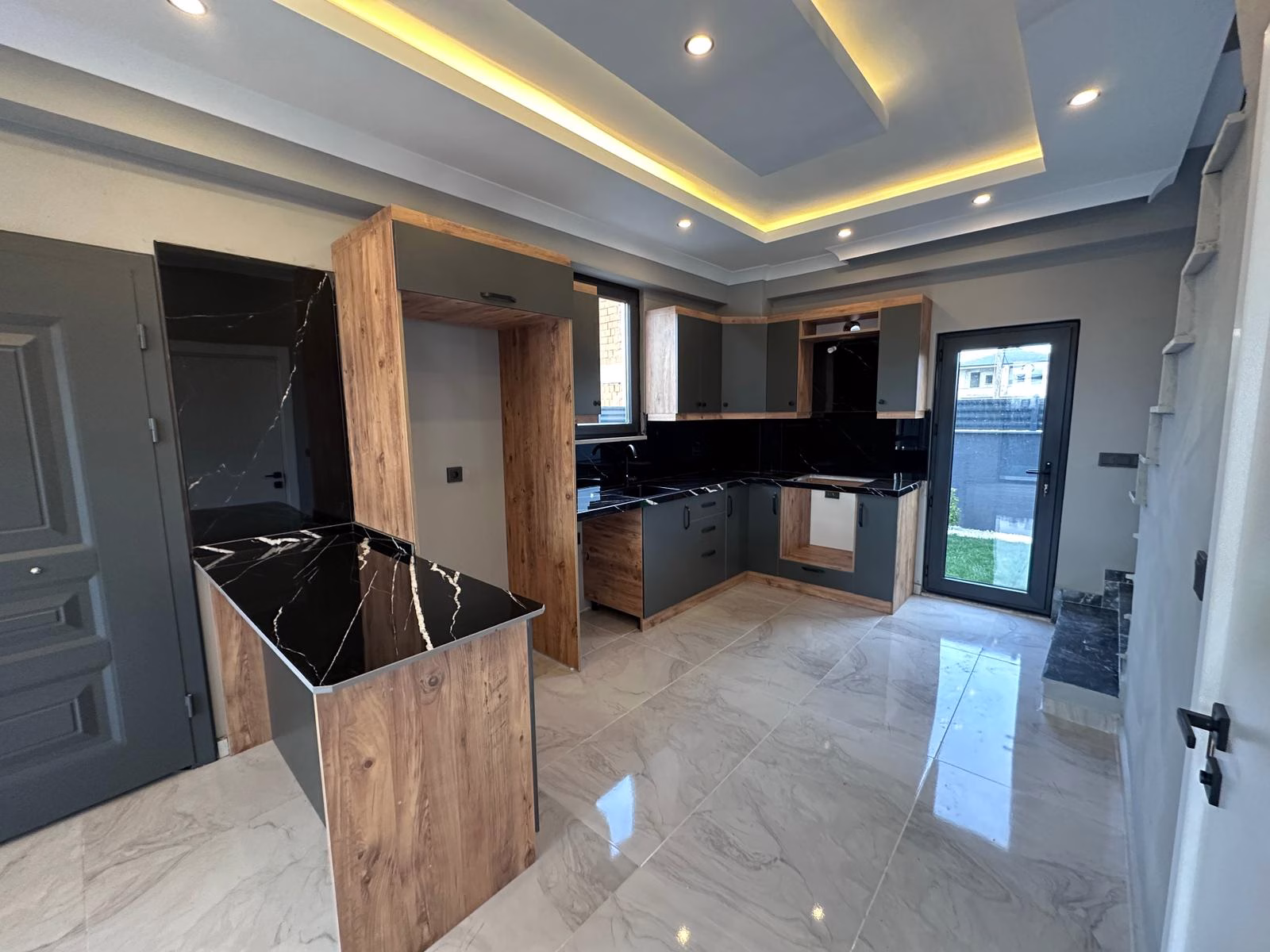 ANA YOLA VE DENİZE YAKIN DENİZ CEPHELİ • KÖŞE KONUM HAVUZLU MÜSTAKİL 4+1 LÜKS VİLLA Sakarya Kocaali'de | Satılık Arsalar & Lüks Villalar