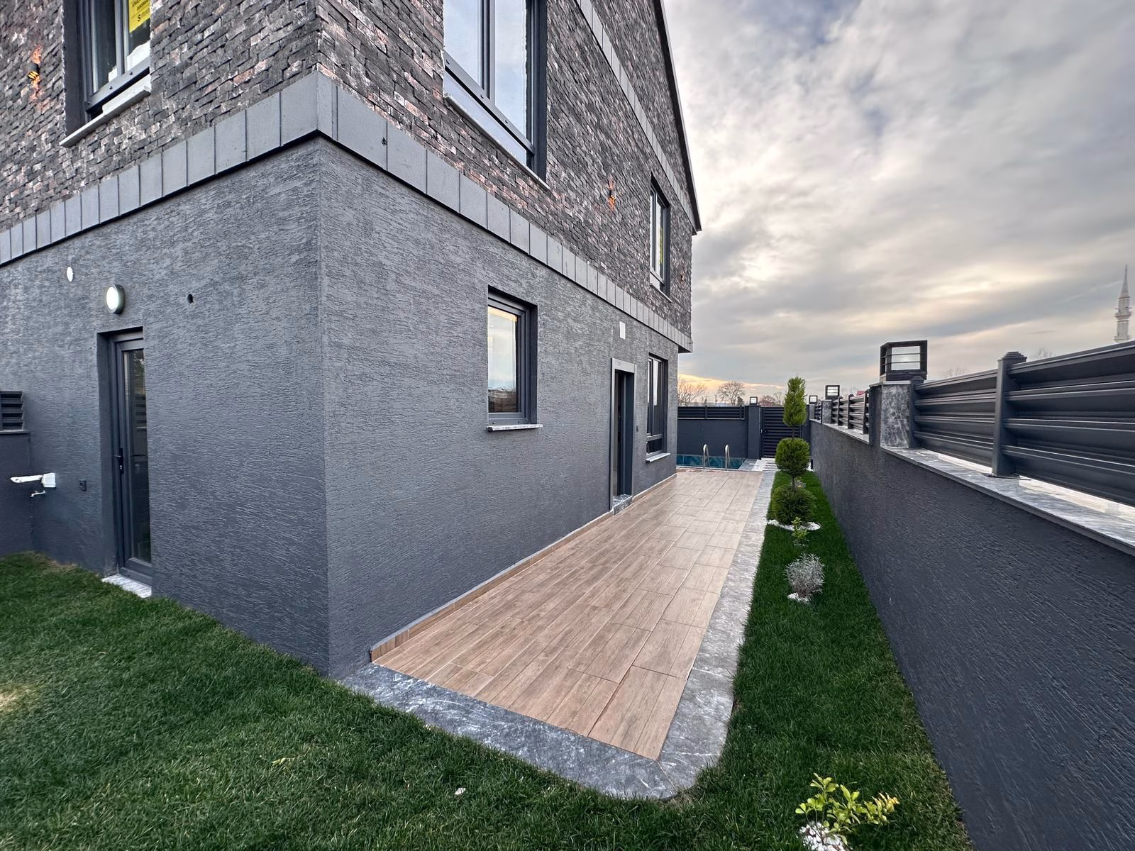 ANA YOLA VE DENİZE YAKIN DENİZ CEPHELİ • KÖŞE KONUM HAVUZLU MÜSTAKİL 4+1 LÜKS VİLLA Sakarya Kocaali'de | Satılık Arsalar & Lüks Villalar