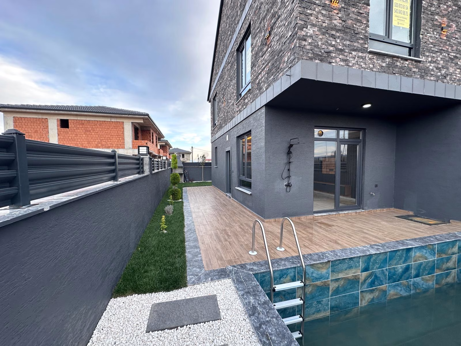 ANA YOLA VE DENİZE YAKIN DENİZ CEPHELİ • KÖŞE KONUM HAVUZLU MÜSTAKİL 4+1 LÜKS VİLLA Sakarya Kocaali'de | Satılık Arsalar & Lüks Villalar